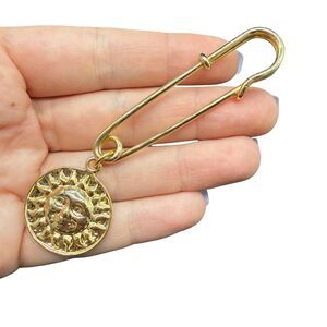 Vintage Celestial Sun Face Safety Pin Brooch – Gold Tone Sun Pendant Scarf Pin